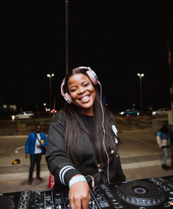 WhatsApp-Image-2025-07-04-at-14.46.19-685x1024-580x698 Lebogang Lentle navigates creative industry blues